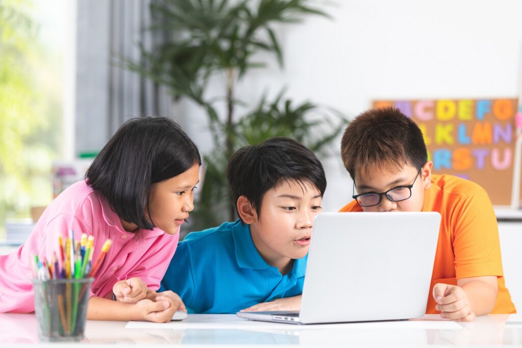 Anak-anak belajar bersama dengan laptop