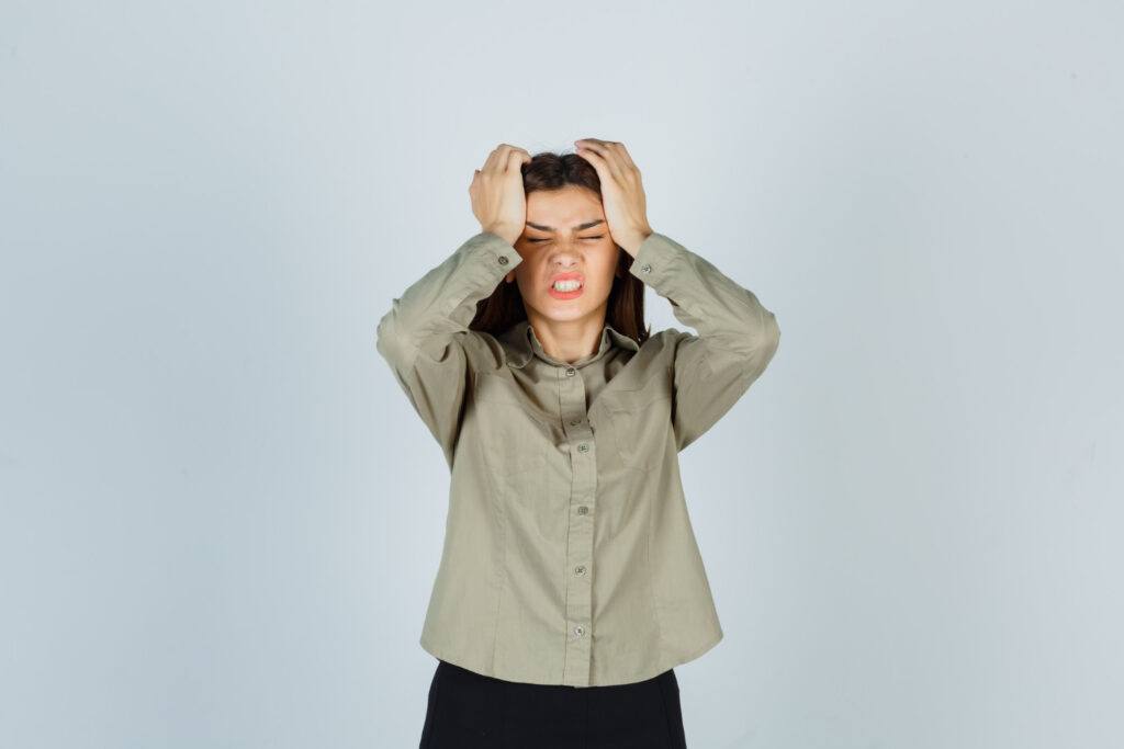 Gambar Ilustrasi: Model wanita sedang stress dan sakit kepala. Sunproofficial