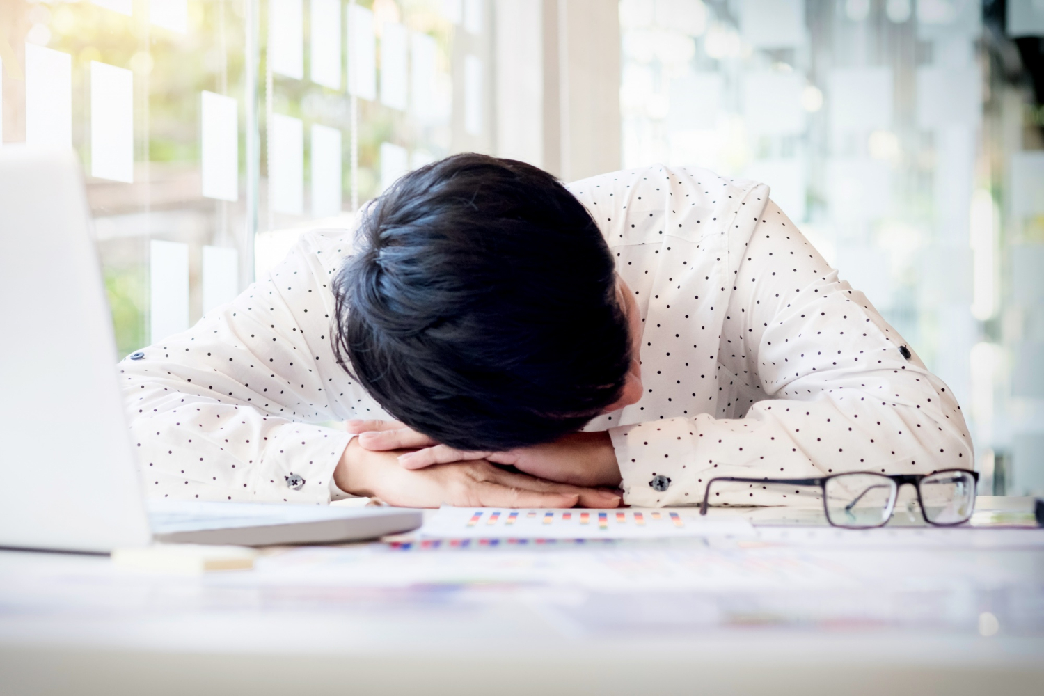 kelelahan dan tertidur di kantor