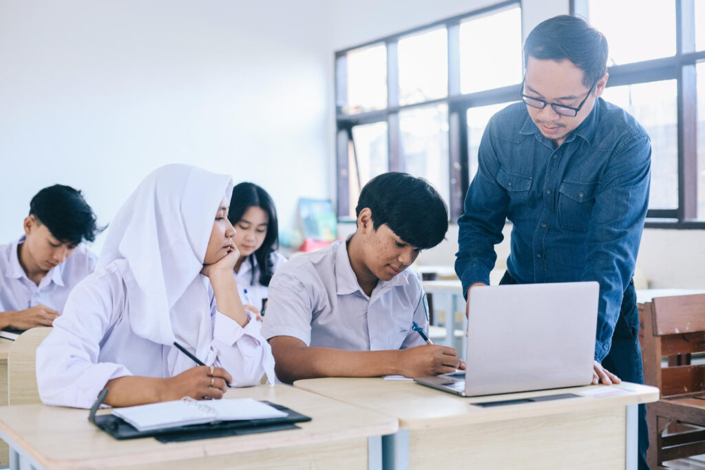 guru SMA sedang mengajar