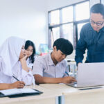 guru SMA sedang mengajar