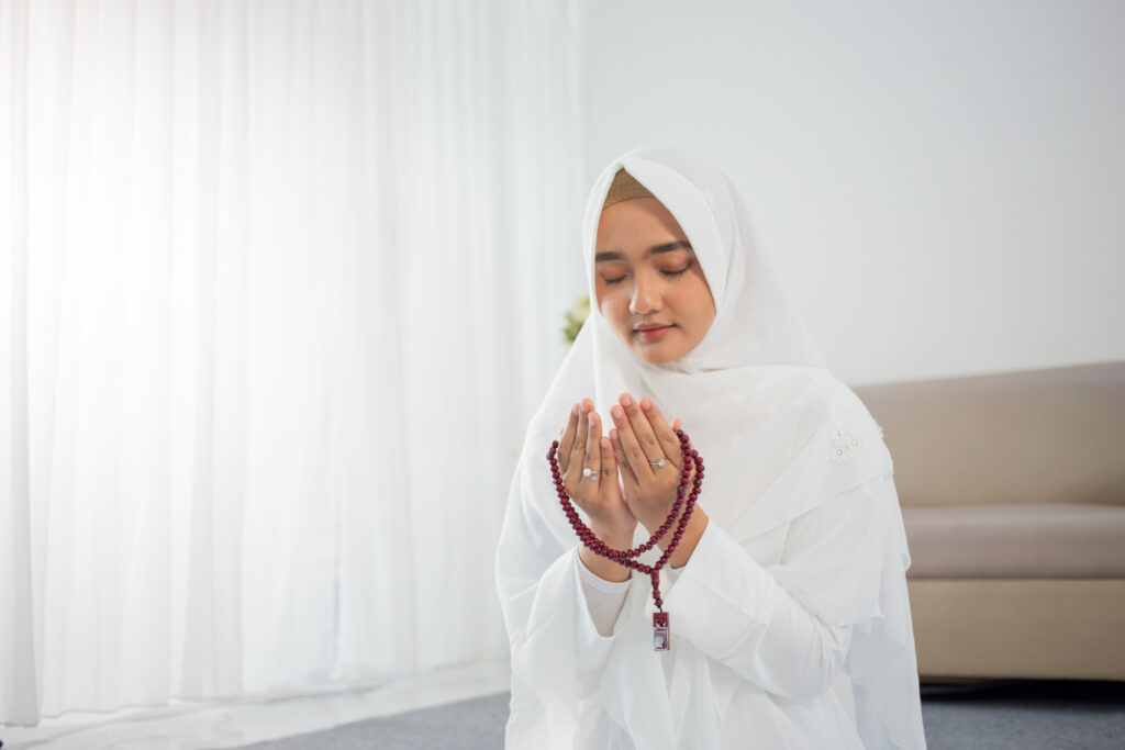 istri muda sedang berdoa