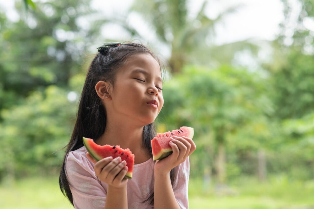 anak makan buah semangka