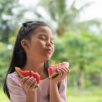 anak makan buah semangka