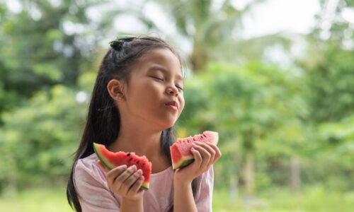 anak makan buah semangka